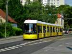 Berlin: Straßenbahnlinie M5 nach S-Bahnhof Hackescher Markt an der Haltestelle Hohenschönhausen Hauptstraße/Rhinstraße.(26.7.2014)
