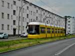 Berlin: Straßenbahnlinie M4 nach Falkenberg an der Haltestelle Weißensee Buschallee.(25.7.2014)  