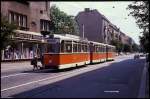 Straßenbahn Linie 21 hält mit einem dreiteiligen Zug am 19.5.1990 in Ostberlin,  Seelenbinder Straße.