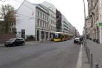 Berlin BVG SL M5 (Bombardier GT8-11ZRL 9005) Mitte, Chausseestrasse / Schlegelstrasse / Bertolt-Brecht-Haus / Dorotheenstädtisch-Friedrichswerderscher und Französischer Friedhof am 11.