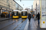 Endstation am Alex -    Die Straßenbahnlinie M2 von Heinersdorf endet stumpf am Alexanderplatz direkt neben dem Bahnhof (links).