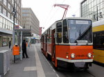 Berlin BVB / BVG: Am 23. April 2016 befand sich in der Dircksenstraße (Berlin-Mitte) der KT4D 219 481-3 (CKD Tatra 1986) auf einer Sonderfahrt. - Links im Bild sieht man vorne einen winzigen Teil des Berolinahauses und hinten einen kleinen Teil des Alexanderhauses. Beide Gebäude wurden um 1930 im Stil der Neuen Sachlichkeit errichtet und stehen heute unter Denkmalschutz.