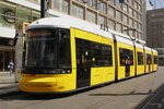 Berliner Straßenbahn 4009 auf der Linie M2 am Alexanderplatz, am 11.08.2016.