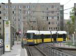 Ein Zweirichtungstriebzug fhrt an der Haltestelle Gehrenseestrae ein. Im Hintergrund ein Neubau aus DDR-Zeiten, der heute nicht mehr genutzt wird. 8.4.2007 / Siehe auch meine Neubau-Bilderserie von heute auf staedte-fotos.de 