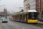 4001 als M10 (Warschauerstraße(S+U) - Hauptbahnhof(S+U)) wartet am östlichen Ende dieser Linie auf ihre Abfahrt.