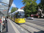 Ein GT6N als Linie M1 der BVG am S+U Pankow.