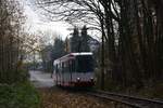 Tw 325 hat soeben Papenholz verlassen und rauscht nun die kurze Steigung durch den Wald zur Haltestelle am Honnengraben hinauf. Zum Fahrplanwechsel und der Stilllegung zwischen Papenholz und Bochum Unterstraße wurden restlichen 1976 und 1977 gebauten M6S Triebwagen abgestellt. Nun verkehren hier neue Vario Triebwagen des Types 6xNfGlTwZR. Zwischen Crengeldanz und Witten Heven besteht nun Inselverkehr. Der Abschnitt Crengeldanz bis Unterstraße bleibt vorerst Betriebsstrecke.

Witten 30.11.2019