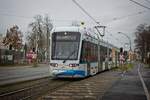 Wagen 116 der Bogestra auf der Linie 301 überquert den Bahnübergang am Bahnhof Gelsenkirchen-Buer Süd (29.12.2021)