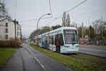 Wagen 501 der Bogestra auf der Linie 301 überquert den Bahnübergang am Bahnhof Gelsenkirchen-Buer Süd (29.12.2021)