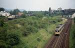 Auch als Eisenbahnfotograf kann man mal Glück haben: Parallel zum Tw 414 der SSB ist eine 140 auf der rechten Rheinstrecke mit einem Güterzug im Sommer 1992 bei Bonn-Beuel unterwegs 