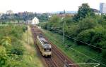 Im Sommer 1992 fährt Tw 407 der SSB als Linie 64 bei Beuel in Richtung Bonn Hbf.