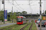 Nach Bewältigung eines kurzen Anstieges -    Ein Straßenbahnzug auf der Bremer Linie 3 kurz vor der Haltestelle Eduard-Schöpf-Allee.