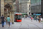 Durch die Altstadt von Bremen -

Eine Bahn auf der Linie 3 passiert die Arkaden am Rathaus.

22.08.2012 (M)