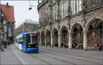 Entlang der prächtigen Rathausfassade -    Eine GT8N-Straßenbahn der Linie 2 vor dem Bremer Rathaus -    22.08.2012 (M)    