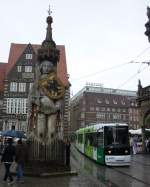 Bei Regenwetter fhrt Wagen 3023 der Bremer Straenbahn am Roland vorbei.