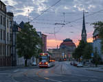 Ein Vossloh Citylink (Baureihe 690) befährt am Abend des 01.