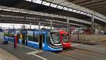 Hbf Chemnitz__Neben Skoda 35T[6xNfGlTwZR] 922 auf Linie 4 und Vario-Bahn 6NGT-LDZ [ABB Henschel/Adtranz] Nr.412 auf Linie 11 ist noch ein Regio-Shuttle RS1 der City-Bahn, und sogar noch etwas DB-Rot zu erkennen.__07-03-2024