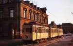 In der Abendsonne eines Augusttages im Jahr 1977 ist Tw 312 von Siegmar nach Rottluff unterwegs.