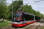 Die CVAG testete im Mai 2012 eine Straßenbahn vom Typ Skoda 15T. Zu diesem Zweck weilte der Prager Tw 9238 in Chemnitz, der hier auf der Linie 5 die Haltestelle Pappelhain verlässt. (18.05.2012)