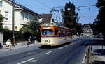 Auf dem Weg zum Hauptbahnhof hält Tw 031 der Straßenbahn Darmstadt im Sommer 1986 auf der Bismarckstraße an der Haltestelle Wilhelm-Leuschner-Straße