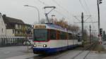 Triebwagen 9120 der Darmstädter Straßenbahn verlässt die Haltestelle Griesheim Sankt Stephan in Richtung Darmstadt.