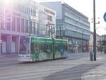 Nachschuss und Gegenlicht - wohl kaum gute Voraussetzungen.

Der kurz zuvor neu folierte Wagen 308 fährt auf der Linie 3 durch die Kavalierstraße Dessau. Die Folierung soll nur an den Seiten erfolgen, Stirn und Ende der Wagen bleiben unberührt, so dass man das Stadtwerke-Logo sehen kann.

Dessau, der 25.12.2021