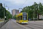 Triebwagen 303 erreicht die Haltestelle Anhaltisches Theater in Dessau.