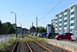 Da hat man das Wartehäuschen der Bushaltestelle doch einfach auf die alten Straßenbahngleise gebaut.