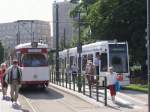 Am 8.7.02 warten am Dessauer Hauptbahnhof ein DUEWAG-Zug nach Dessau-Sd und ein NF-Zug zum Junkerspark.