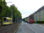 Viel Platz in der Heidestraße. Diese verfügt über 3 parallele, abgegrenzte Straßen und eine eigene Straßenbahntrasse in der Mitte. Der mittlere Straßenteil ist relativ stark frequentiert, und dennoch hat man einigermaßen seine Ruhe, hier konnte ich sogar auf der Fahrbahn laufen. Wagen 303 zum Hauptbahnhof genießt die großzügige Straßenaufteilung sicher auch. 30.5.2015, Dessau-Roßlau