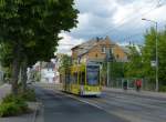 Wagen 3 ist auf der Linie 1 nach Dessau Süd unterwegs, derweil nutzen einige Radfahrer die schönen Wetterphasen dieses wechselhaften Tages zu Ausflügen. 30.5.2015, Dessau Roßlau, nahe Friedhof III