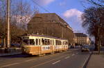 Dortmund Tw 28 in der Rheinischen Strae vor der alten Hoesch Hauptverwaltung, 21.11.1988.