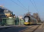 Dresden, Bombardier NGTD12-DD #2811 als Linie 7 erreicht die Haltestelle Hauptbahnhof.