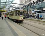 Hier kommt der Große Hecht in der Wilsdrufer Straße angefahren, es ist der 08.04.2017.
Moderne Architektur des Postplatzes und angrenzender Straßen mit dem Design der alten Straßenbahn, ein in Dresden nicht ungewöhnlicher Kontrast! 