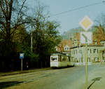 21.10.1984, Straßenbahn in Dresden. Sowohl Linienführung ais auch Fahrzeugeinsatz sind längst Vergangenheit: Auf der engen, hügeligen und kurvigen Pillnitzer Landstraße fährt Tw 212 113 mit einem Dreierzug als Linie 4 nach Pillnitz. Aufnahme an der Einmündung der Dresdner Straße in Niederpoyritz.