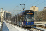 16. Dezember 2010, Nach dem gestrigen Schneechaos strahlt heute die Sonne. Ein von Weixdorf kommender Zug der Linie 7 überquert die Elbe auf der Carolabrücke.