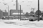 28. Januar 1985: Vor dem Straßenbahnhof Tolkewitz stehen außer einigen regulären Zügen die für den innerbetrieblichen Transport umgebauten TATRA-Triebwagen 201 002 und 201 003 .