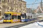 16. Dezember 2010, Dresden. Nach dem gestrigen Schneechaos auf der Autobahn strahlt heute die Sonne. Strassenbahnen auf der Augustusbrücke vor dem Hintergrund des Neustädter Weihnachtsmarktes.