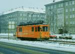 Dresden, am 20. Januar 1985 kam mir der mit Schneeräum- und Salzstreueinrichtung ausgerüstete MAN-Triebwagen 721 095 als Winterdienstfahrzeug auf der Grunaer Straße entgegen.
