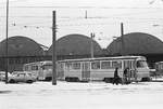 28.Januar 1985: Vor dem Straßenbahnhof Tolkewitz stehen die für den innerbetrieblichen Transport umgebauten TATRA-Triebwagen 201 002 und 201 003.