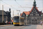 Die Straßenbahn im schönen Dresden -     Eine Straßenbahn nach Hellerau auf der Augustusbrücke, hinten etwas abgesengt das Residenzschloss.