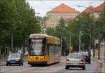 Die Straßenbahn in Dresden -     Eine Bahn der Linie 13 nach Prohlis in der Güntzstraße.