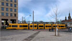 Eine neue Gelbe für Dresden -     Der NGT DXDD Wagen 2909 im Bereich des Postplatzes, gesehen von der türlosen Seite.