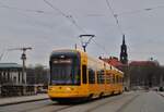 NGTDXDD 2905 überquert aus der Neustadt kommend die Augustusbrücke. (29.03.2023)