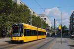 NGTD8DD 2612 der Linie 9 nach Prohlis in der Wallstraße kurz hinter der Haltestelle Postplatz. (31.08.2023)