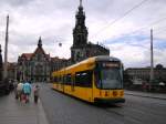 Linie 8 auf der Augustusbrcke, im Hintergrund die Hofkirche.