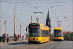 Über die Elbe -     Die beiden Niederflurstraßenbahn-Typen von Dresden auf der Augustusbrücke.