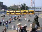 NGT6DD der Linie 8 mit Werbung fr die Dresdner Bergbahnen (Schwebebahn und Standseilbahn) am Schloplatz - 25.09.2005  