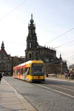 Dresden - DVB/Linie 9 - 2510 auf der Augustusbrcke am 16.11.2008, dahinter die Hofkirche und das Residenzschlo.