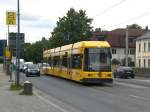 Dresden: Straenbahnlinie 4 nach Laubegast Kronstdter Platz an der Haltestelle Radebeul Moritzburger Strae.(25.7.2011)